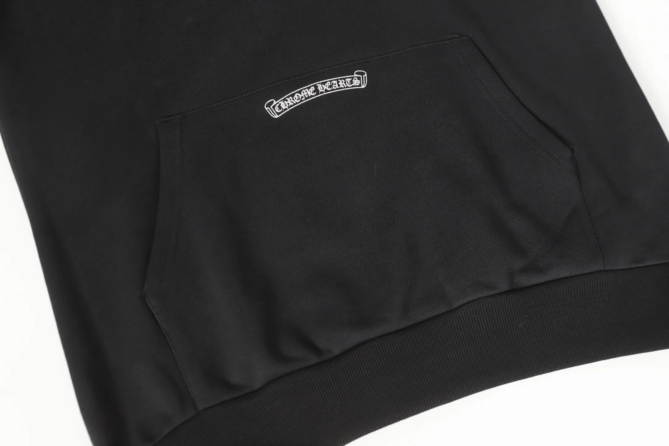 P240 3111 cross-border running quantity model, please do not place an order if you pursue quality - Chrome Hearts/Chrome Hearts Horseshoe Sanskrit printed hooded sweatshirt - High weight, high density and high quality. The wool is soft, delicate and skin-friendly. It feels soft and silky. It has excellent warmth and skin-friendly properties. - Custom-woven and custom-dyed, no color difference. No matter the fabric or workmanship details, it beats the ordinary version on the market. -Colour: black -Size: S M L XL